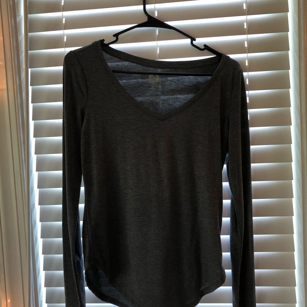 grey top